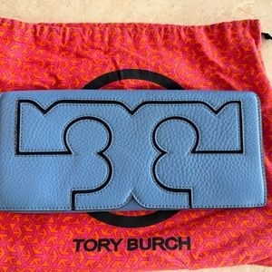 Tory Burch clutch. Magnetic closure. Dust bag.